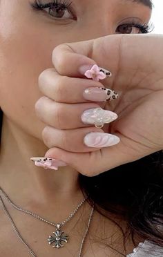 Halloween Nails Coquette, Pink Unique Nails, Vs Angel Nails, Hoco Nail Ideas Pink, Simple Pink Almond Nails, Coquette Fall Nails, Coquette Halloween Nails, Nails Idea Almond, Pink Nails Ideas Simple