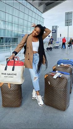 TOP 35 CUTE & COMFY AIRPORT OUTFIT IDEAS FOR SUMMER 2024 35 Airport Travel Outfits Black Women, Midsize Airport Outfit Summer, All Black Airport Outfit, Airport Look Summer, Airport Pose, Airport Outfit Black Women, Outfits For The Airport, Trendy Airport Outfits, Plus Size Airport Outfit