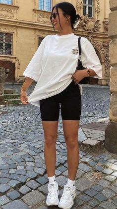 Errands Outfit Summer, Sporty Chic Outfits, Casual Sporty Outfits, Modele Fitness, Errands Outfit, Biker Shorts Outfit, Pose Fotografi, Stylish Short Dresses, Summer Shorts Outfits