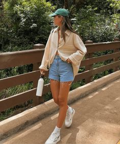 YuYan - shorts jeans e shacket - looks fáceis - Verão - em pé na rua - https://stealthelook.com.br Causal Vacation Outfits, Casual Summer Outfit 2023, Cute Casual Outfits Shorts, Outfits For The City Summer, Cute Casual Beach Outfits, Clothes For Paris In Summer, Beach In The Fall Outfit, Outfit Camping Verano, Comfy Europe Outfits