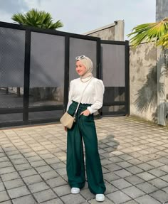 Ootd Emerald Green Hijab, Green Colour Outfit, Stylish Outfits Hijab, Elegant Hijab Outfit, Style Kantor, Kulot Outfit, Hijab Reference, Ootd Kulot, Hijabi Fashion Summer