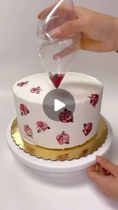 Candyland Crafts on Instagram: "Such a fun and easy way to decorate a cake 🎂. #cake #cake_trends #cakedecorating #trending #buttercream #diy #cakedesign #cakeart #newjersey #baking #cakesupplies" Decorate A Cake, Buttercream Cake Designs, Cake Tips, Buttercream Cake Decorating, Cupcake Cake Designs, Cake Supplies, Easy Cake Decorating, Cake Decorating Videos, Cake Decorating Designs