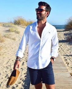 Looks Masculinos Para o Reveillon: Dicas Para Fazer Bonito Mens Fashion Summer Outfits, Beach Outfit For Women, Mens Summer Fashion Beach, Weekend Mode, Summer Footwear, Short Men Fashion, Beach Wear Outfits, Summer Fashion Beach