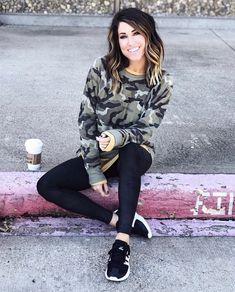 40 Ways to Style Leggings! - The Sister Studio Leggings Outfits 2023, Comfy Outfits Fall, Camo Leggings Outfit, Black Leggings Outfits, Look Legging, Outfits 2023