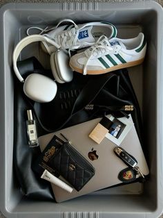 Airport Tray Photo, Airport Security Tray Aesthetic, Airport Tray Aesthetic, Airport Luggage Aesthetic, Airport Tray, Everyday Bag Essentials, Sneaker Shop, Airport Fits