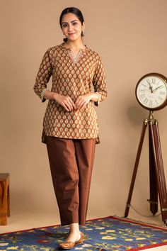 Short Kurti Pants Design Latest, Simple Short Kurti On Jeans, Short Kurtis And Pants, Short Kurti Dress Designs, Plazo Short Kurti Design, Short Kurti Pants Design, V Neck Short Kurti Design, Short Top And Pant, Short Kurti Plazo Fashion Styles