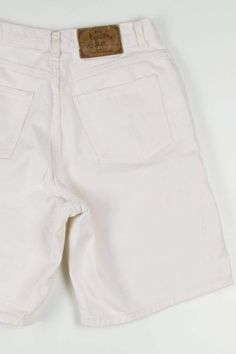 Size and condition notes: these shorts have a few light stains. Brand: Moda In'l Material: Cotton Size: X-Large Hips: 21" Inseam: 9" Outseam: 20" Rise: 11 Waist (flat): 15" Waist: 30" Classic Cotton Cutoff Jean Shorts, White Straight Leg Shorts With Pockets, Classic White Cotton Bermuda Shorts, Classic Cotton Jean Shorts With Relaxed Fit, Vintage Straight Leg Cotton Shorts, Classic Cotton Jean Shorts, Vintage Cotton Straight Leg Shorts, Vintage White Jean Shorts For Spring, Casual Cream Cotton Shorts