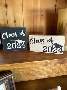 two wooden signs that say class of 202 and class of 2021 sitting on a shelf