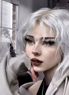 Fem Makeup Looks, Soft Witch Makeup, Daily Goth Makeup, Makeup Ideas Alternative, Makeup Looks Alt, Hot Goth Makeup, Makeup Ideas Y2k, Punk Makeup Looks, Makeup Emo