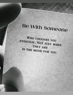 someone holding up a piece of paper that says be with someone who chooses you everyday, not just when they are in the mood for you