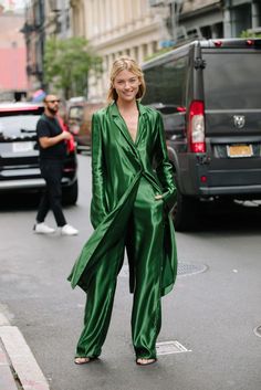 Miroslava Duma, New York Fashion Week Street Style, Green With Envy, Dress For Woman, Decor Trends, Green Outfit