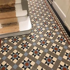 a bathroom floor that has been painted with different colors