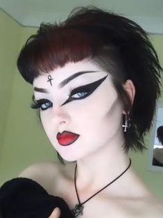 Goth 80s Hair, Goth Makeup Looks Eyeliner, Real Goth Makeup, 80s Makeup Looks Eyeshadows, Trad Goth Eyeliner, Trad Goth Hairstyles, Big Eyeliner Goth, 80s Goth Hair, Black Goth Hair