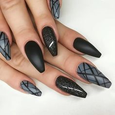 24pcs-Black Line Nails *Comes With Nail Stick-Ons, Mini Nail File, And Nail Stick. Dark Nail Designs, Nail Short, Nails Minimalist, Nail Art Halloween, French Pedicure, Gel Pedicure, Coffin Nails Matte, Matte Black Nails, Short Coffin