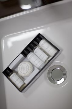 The White Company complimentary toiletries. It's the little touches that make it :) Organization For Room, Glam Bathroom Decor, Cabin Accessories, Thelma Louise, Funny Bathroom Decor, Romantic Holiday