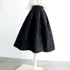 A simple black flared skirt. 
Made with jacquard fabric that has patterns and patterns woven into it, the outfit will not be monotonous and will give you a sense of elegance.
 Enjoy an adult French girly outfit with a frilled blouse.



 <Size>



 small size



 Total length: 68cm

 Waist: 64cm




 medium size



 Total length: 68cm

 Waist: 68cm




 L size



 Total length: 69cm

 Waist: 72cm




 XL size



 Total length: 69cm

 Waist: 76cm




 XXL size



 Total length: 70cm

 Waist: 8 Skirt Organza, Black Flower Pattern, Black Flare Skirt, Umbrella Skirt, Skirt Suits, Jacquard Skirt, Pleated Long Skirt, Zipper Skirt, Length Measurement