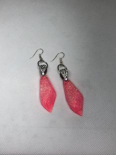 Pink glitter crystal earrings, made of resin and happiness and of course, glitter: my favorite go-to ingredient, hopefully you'll think so too! Ear wire made with stainless steel and everything in the shop always made with love and care! Pink Crystal Earrings, Flamingo Earrings, Bottle Earrings, Floral Hoops, Pink Bridal, Crystal Dangle Earrings, Black Sparkle, Pink Jewelry, Flower Studs