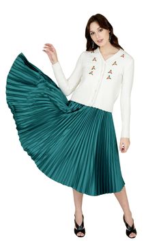 Soft and smooth, this pleated looks and feels luxurious. A-LINE fit and the flowy skirt has sunburst pleats at the waist for flattering. Invisible zip at side. Lining. Emerald Green Pleated Skirt, Green Pleated Skirt, Fall Skirt, Skirts For Women, Women Legs, Fall Skirts, Invisible Zip, Flowy Skirt, Casual Skirt