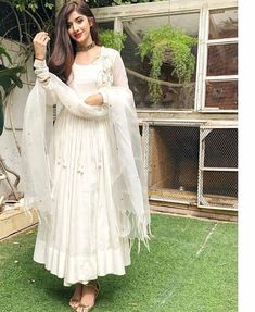 ❣️ White Kurti, Dress Design Ideas, डिजाइनर कपड़े, Eid Dress, Designer Anarkali Dresses, Indian Fashion Trends, Gaun Fashion