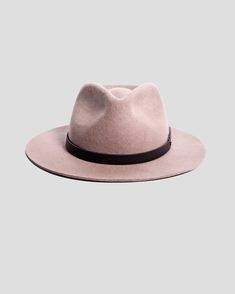 SG Geoffery Fedora Camel Gents Hats, Trilby Fedora, Mens Hats Fashion, Preppy Mens Fashion, New Era Hats, Ribbon Shirt, Mens Fashion Inspiration, Love Hat, Black Men Fashion