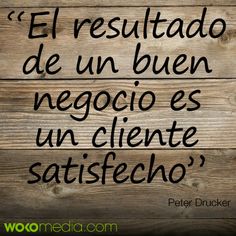 a wooden wall with a quote on it that says, el resulado de un buen negocio es un cliente satisfecho