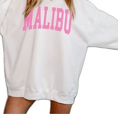 White Oversized Sweatshirt With Text Print, Oversized White Sweatshirt With Text Print, Oversized T-shirt For College, Oversized White Leisure Tops, White College Sweatshirt With Slogan, Trendy Oversized Short Sleeve Sweatshirt, Oversized Letter Print Sweatshirt For Leisure, Oversized Letter Print Tops For Leisure, College Letter Print Drop Shoulder Tops