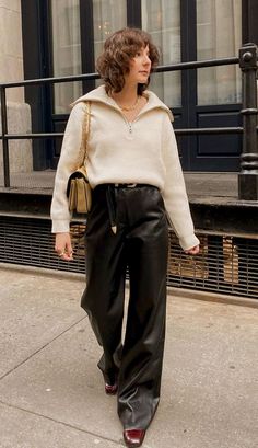 Street Style 2023, Simple Spring Outfits, Fall Blazer, Fluffy Jacket, Style 2023, Pinstripe Suit, New York Style, Classic Wardrobe, Sweater Set