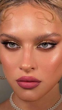 Glowing Glam Makeup, Glazed Skin Makeup, Slick Makeup Look, Super Model Makeup Look, Glowy Glam Makeup Prom, Makeup For Cool Undertones And Blue Eyes, Blown Out Eyeshadow, Ball Make Up Looks, Italy Makeup Look