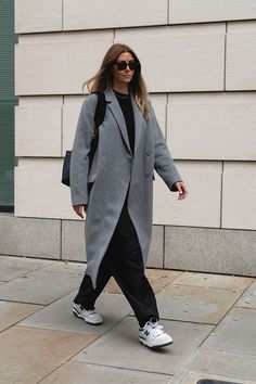 Light Grey Coat Outfit, Grey Coat Outfit Winter, Trousers Outfit Winter, Europe Fall Outfits, Grey Coat Outfit, Wool Coat Outfit, Wide Leg Trousers Outfit, Coat Outfit Casual, Emma Hill