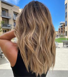 Natural Blonde Balayage On Light Brown Hair, Partial Highlights Short Hair, Buttery Caramel Hair, Lived In Blonde Balayage On Brown Hair, Warm Tone Blonde Balayage, Honey Blonde Balayage On Dark Hair, Natural Beach Hair, Highlights Vs Balayage, Dark Blonde Lowlights