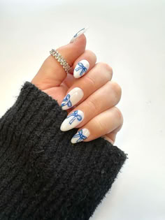 Blue And White China Pattern Nails, Summer Bow Nails, Graduation Nails Navy Blue, Navy Blue Prom Nails Acrylic Short, Gel C Nail Designs, Blue Bow Nail Designs, January Nail Ideas Blue, Gel X Winter Nails, Baby Blue Bow Nails