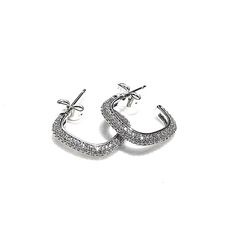 Diamond half hoop earrings feature white sapphire huggies with a pave setting of sparkling cubic zirconia. Their small size and minimalist design make them perfect for everyday wear, while the moissanite diamonds add a touch of elegance. These versatile CZ earrings are ideal for anyone who loves classic yet understated jewelry. *𝐏𝐑𝐎𝐃𝐔𝐂𝐓 𝐃𝐄𝐓𝐀𝐈𝐋* * 𝐌𝐚𝐭𝐞𝐫𝐢𝐚𝐥: Brass * 𝐏𝐥𝐚𝐭𝐢𝐧𝐠: Gold Plated * 𝐒𝐭𝐨𝐧𝐞: AAA-quality CZ Diamond. *𝐃𝐈𝐌𝐄𝐍𝐒𝐈𝐎𝐍𝐒* * 𝐖𝐞𝐢𝐠𝐡𝐭: 4 gm ea Understated Jewelry, White Sapphire Earrings, Cubic Zirconia Earrings, Cz Earrings, Pave Setting, Zirconia Earrings, Huggie Earrings, Cz Diamond, White Sapphire