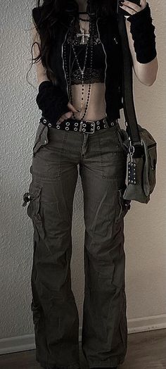 Cybergrunge Aesthetic Outfit, 2023 Alt Fashion, Cargo Outfits Aesthetic, Grunge Female Outfit, Y2k Dark Outfits, Cybergrunge Outfit, Dazecore Outfit, Emo Outfits Girl, Early 2000s Emo Fashion