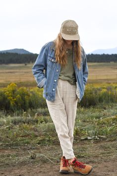 Mountain Business Casual, Colorful Outdoorsy Outfits, Simple Camping Outfits, British Outdoor Fashion, Mountain Grandmother Style, Vancouver Island Outfit, Granola Lesbian Style, Maine Winter Outfits, Feminine Outdoorsy Style