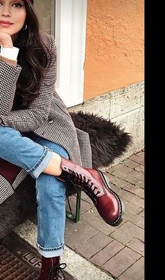 Maroon Chelsea Boots Outfit, Dr Martens Winter Outfit Women, Dr Martens Boots Outfit Winter, Bordeaux Boots Outfit, Maroon Ankle Boots Outfit, Red Martens Outfit, Maroon Combat Boots Outfit, Cream Dr Martens Outfit, Dr Martens Red Boots Outfit