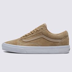 The Iconic Shoe that Brought our Sidestripe to Life: This is the Old SkoolThe Old Skool was our first footwear design to showcase the famous Vans Sidestripe—although back then, it was just a simple doodle drawn by founder Paul Van Doren. Since its debut in 1977, this low-top silhouette has established itself as an icon in the skate, music, and fashion scenes. From 90s street skaters and punks to current hip hop and fashion legends, the Old Skool has consistently been the go-to shoe for creatives Street Skater, Brown Vans, Suede Vans, Vans Suede, Footwear Design, Van Doren, Fashion Mood Board, Man Style, Tan Suede