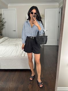 Tailored Shorts Outfit, Black Blouse Outfit, Black Tailored Shorts, Blue Striped Shirt Outfit, European Outfits, Black Shorts Outfit, Outfits With Striped Shirts, Friendly Outfits, Smart Casual Women