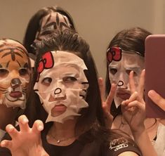 Friends Face Mask Aesthetic, Face Mask Photos With Friends, Sleepover Friends Pictures, Skin Care With Friends, Sleepover Face Masks, Face Mask Sleepover, Face Mask With Friends, Doing Friends Makeup, Face Mask Aesthetic Friends