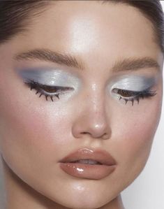 Blue Eyes Blue Eyeshadow, 70s Blue Eyeshadow, Eye Makeup Ideas For Blue Eyes, Blue Makeup Looks Simple, Simple Blue Makeup Looks, Moon Inspired Makeup, Moon Makeup Look, Simple Blue Eye Makeup, Bright Winter Makeup