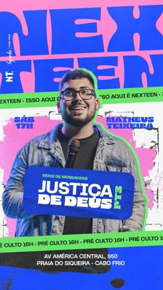 a man standing in front of a blue and pink background with the words justica de deus on it