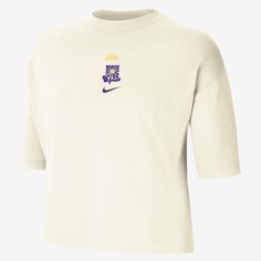 Made with soft cotton, this roomy Los Angeles Lakers tee gives you a relaxed look without feeling too baggy so you can cheer on your squad in comfort. Nike Sporty Loungewear T-shirt, Nike Casual T-shirt For Loungewear, Nike Graphic Print Loungewear Top, Nike Graphic Print Tops For Loungewear, Nike Crew Neck Leisure Top, Nike Crew Neck Top For Leisure, Nike Leisure Crew Neck Top, Comfortable White Top For Streetwear, Comfortable White Tops For Streetwear