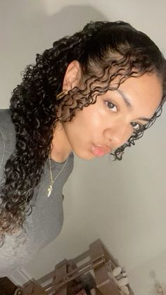 Curly Hairstyles Mixed, Curly Hair Side Part, Hair Styles Easy, Side Part Hairstyles, Perfect Date Night, The Perfect Date