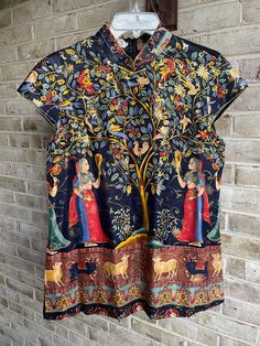 "🔑seriously awesome blouse  Box knots decorative  Zips up back  Side split hem tunic  Lined  🔑label: Fu Long  Tag size: xxl Care: in Chinese  Content: silk (also in Chinese)  Lining- polyester  No stretch  Bust:just shy of 44\" total  Waist:40\" total  Hip:46\" w open tunic hem  Length:29\" Neck:18\" total  🔑great condition.  I did not hand wash- no stains no smells." Luxury Embroidered Tops With Mandarin Collar, Mandarin Collar Blouse, Luxury Shirt With Mandarin Collar, Summer Mandarin Collar Blouse, Luxury Mandarin Collar Tops, Chinese Prints, Awesome Blouse, Gold Threads, Split Hem