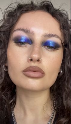 Easy Cool Eye Makeup, Cool Hooded Eye Makeup, Rockstar Glam Outfits, Edgy Fashion Aesthetic, Unique Prom Makeup, Rockstar Aesthetic Makeup, Editorial Eye Makeup, Rockstar Gf Makeup, Artistic Make Up