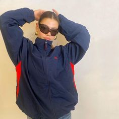 Nike Wind Breaker Outfit, Vintage Adidas Windbreaker, Navy Windbreaker Outfit, Reebok Windbreaker Outfit, Adidas Windbreaker Jacket, Nike 90s Vintage Hoodie, How To Style Windbreaker, Vintage Adidas Jacket Outfit, Pullover Windbreaker Outfit