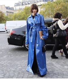 Vinyl Fashion, Rubber Raincoats, Shiny Clothes, Raincoats For Women, Rain Wear, Paris Fashion Week, Outfit Of The Day