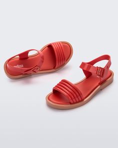 It's all puffed up perfection in the retro-inspired Mar Wave sandals. With inflated-like details and a fresh squared-off toe, these sandals get all the on-trend style points that take your look from day to night. Plus, a buckle closure around the heel and cushy insole keeps them comfortable wherever you're strutting your stuff. Trend Style, Day To Night, To Night, Retro Inspired, The Struts, Black And Red, Buckle, Sandals, Heels