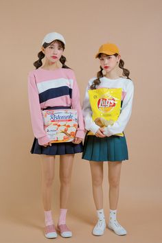 Bff Clothes, Girls Gang, Japanese Fashion Magazine, 2000s Girl, Emily Ann, Korean Street Style, Graduation Picture Poses, Graduation Picture, Super Outfit