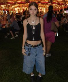 baggy jorts outfit inspo black top layered necklaces Streetwear Fashion 2000s, Make Manipulator Outfit, Inci Core, Soft Grunge Outfit, Alt Baddie, Y2k Outfits Street Styles, Jorts Outfit, Baggy Outfits, Alt Fits