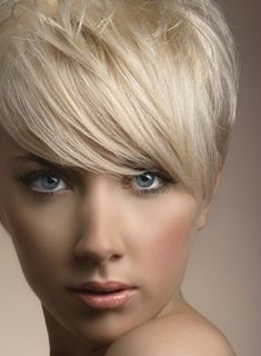 Classic Hairstyles: Timeless Styles to Try Short Platinum Blonde Hair, Long Platinum Blonde, Platinum Hair Color, Short Hair Model, Short Haircut Styles, Blonde Short, Light Ash Blonde, Ash Blonde Hair, Platinum Hair